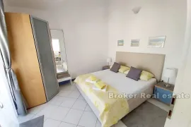 Apartmanska kuća s bazenom, drugi red od mora, Trogir, Casa