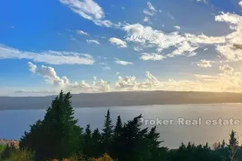 Građevinsko zemljište s otvorenim pogledom na more, Omiš, Terreno