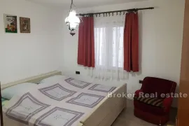 Apartmanska kuća s otvorenim pogledom na more, Omiš, بيت