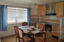 Apartmanska kuća s otvorenim pogledom na more, Omiš, بيت