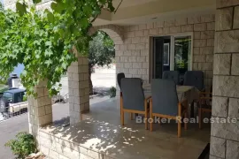 Apartmanska kuća s otvorenim pogledom na more, Omiš, Famiglia