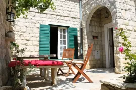 Kamena kuća s pogledom na more, Omiš, Haus