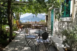 Kamena kuća s pogledom na more, Omiš, Haus