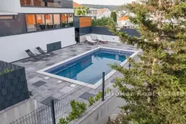 Moderan apartman s bazenom, Trogir, Stan