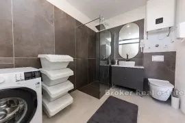 Moderan apartman s bazenom, Trogir, Stan