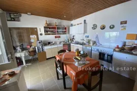 Apartmanska kuća s otvorenim pogledom na more, Omiš, Famiglia