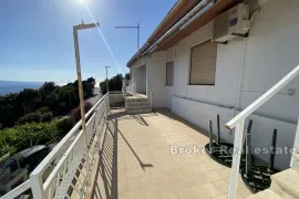 Apartmanska kuća s otvorenim pogledom na more, Omiš, Famiglia