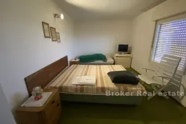 Apartmanska kuća s otvorenim pogledom na more, Omiš, Famiglia