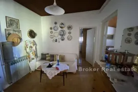 Apartmanska kuća s otvorenim pogledom na more, Omiš, Famiglia