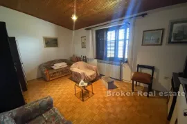 Apartmanska kuća s otvorenim pogledom na more, Omiš, Famiglia