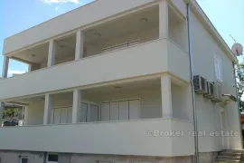 Vila od 280m2 na parceli od 521m2, na prodaju, Trogir, بيت