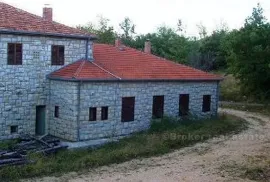 Zgrada (bivša osnovna škola) sagrađena u kamenu, na prodaju, Knin, House