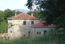 Zgrada (bivša osnovna škola) sagrađena u kamenu, na prodaju, Knin, House