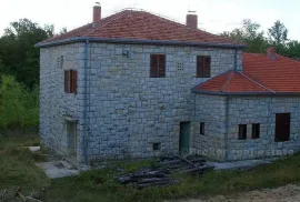 Zgrada (bivša osnovna škola) sagrađena u kamenu, na prodaju, Knin, House