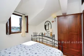 Apartmanska kuća sa bazenom, Rogoznica, Ev