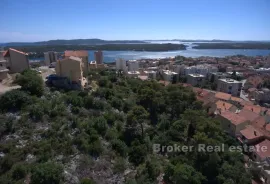 Atraktivno građevinsko zemljište sa pogledom na zaljev, Šibenik, Land