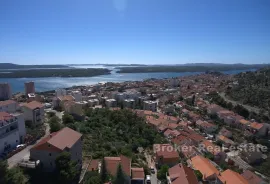 Atraktivno građevinsko zemljište sa pogledom na zaljev, Šibenik, Arazi