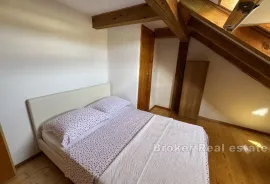 Apartmanska kuća na mirnoj lokaciji, Rogoznica, Maison