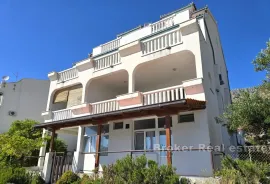 Apartmanska kuća u prvom redu do mora, Omiš, House