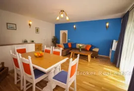 Apartmanska kuća u prvom redu do mora, Omiš, House