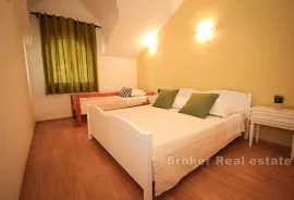 Apartmanska kuća u prvom redu do mora, Omiš, House