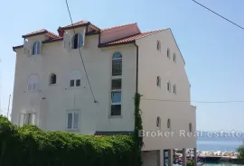 Apartmanska kuća u prvom redu do mora, Omiš, House