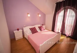 Apartmanska kuća u prvom redu do mora, Omiš, House