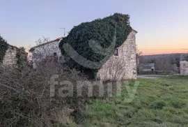 ATRAKTIVNE KAMENE KUĆE NA JEDINSTVENOJ MIRNOJ LOKACIJI, Barban, Haus