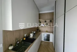 Osijek, Centar, stan 171 m2 (trenutno ured), atraktivno opremljen, 2. kat, Osijek, Apartamento