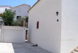 Samostojeća kuća s vrtom, na prodaju, Trogir, Maison