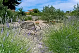 Vila u neposrednoj blizini šljunčane plaže, na prodaju, Lanišće, Kuća