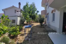 Apartmanska kuća, drugi red do mora, Trogir, Ev