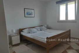 Apartmanska kuća, drugi red do mora, Trogir, Ev