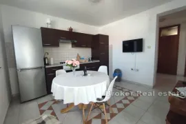 Apartmanska kuća, drugi red do mora, Trogir, Ev