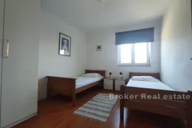 Apartmanska kuća, drugi red do mora, Trogir, Ev