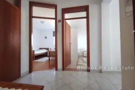 Apartmanska kuća, drugi red do mora, Trogir, Ev