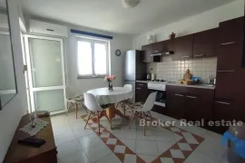 Apartmanska kuća, drugi red do mora, Trogir, Ev