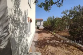 Apartmanska kuća, drugi red do mora, Trogir, Ev