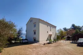 Apartmanska kuća, drugi red do mora, Trogir, Ev