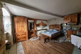 Autohtona dalmatinska kuća s pogledom na more, Trogir, House