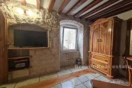 Autohtona dalmatinska kuća s pogledom na more, Trogir, House