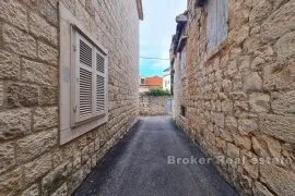 Autohtona dalmatinska kuća s pogledom na more, Trogir, House