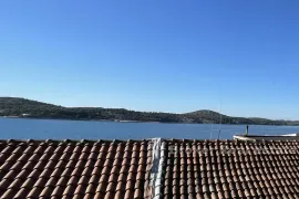 Kamena kuća s pogledom na more, Šibenik, Ev