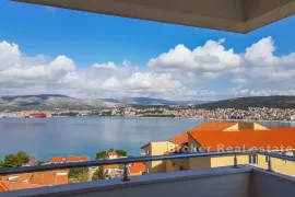 Četverosoban stan s pogledom na more, Trogir, Kвартира