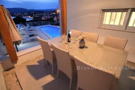 Obiteljska vila sa bazenom, Trogir, Casa