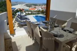 Obiteljska vila sa bazenom, Trogir, Casa