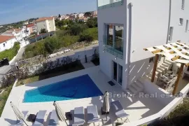 Obiteljska vila sa bazenom, Trogir, Casa