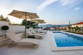 Obiteljska vila sa bazenom, Trogir, Casa