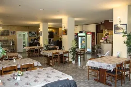 Hotel s restoranom i pogledom na more, na prodaju, Omiš, Gewerbeimmobilie