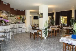 Hotel s restoranom i pogledom na more, na prodaju, Omiš, Gewerbeimmobilie